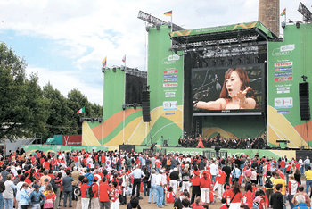 조수미씨 월드컵 콘서트 열창23일 독일 하노버의 바테를로 광장에서 열린 ‘월드컵 콘서트’에서 소프라노 조수미 씨가 열창하고 있다. 하노버=김동주 기자