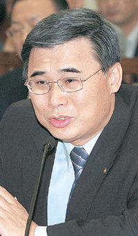 23일 국회 통일외교통상위원회에 출석한 이종석 통일부 장관이 의원들의 질의에 답변하고 있다. 이종승 기자