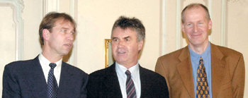 히딩크와 함께2001년 1월 거스 히딩크 감독(가운데)과 함께 한국축구대표팀 코치로 부임할 당시의 핌 베어벡 감독(왼쪽). 오른쪽은 한국대표팀 기술조정관으로 일했던 얀 룰프스. 동아일보 자료 사진