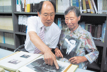 유정옥 씨(오른쪽)가 아들 이상일 씨와 함께 26일 서울 동대문구 청량리동 ‘6·25전쟁 납북인사 가족협의회’ 사무실에서 1950년 납북된 남편 이봉우 씨의 옛 사진들을 보고 있다. 윤완준 기자