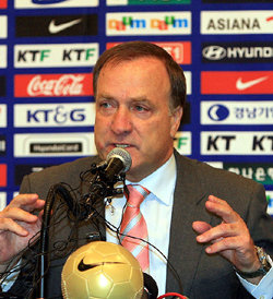 27일 오전 서울 그랜드 힐튼 호텔에서 축구국가대표팀 아드보카트 감독이  마지막 인터뷰를 하고 있다. [연합]