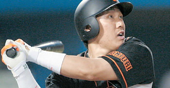 이승엽(요미우리)이 28일 요코하마와의 원정경기에서 4회 가도쿠라 겐을 상대로 시즌 25호 홈런을 치고 있다. 이는 이승엽의 한국과 일본 프로야구 통산 393번째 홈런. 요코하마=연합뉴스