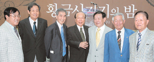 황금사자기 60주년 행사에 참석한 국내 야구계 최고 원로들. 왼쪽부터 문용운, 어우홍, 황기대, 황우겸, 김양중, 정춘학, 손종식 옹. 3회 대회 참가자인 어우홍 옹을 제외하고는 모두 1947년에 열린 황금사자기 1회 대회 참가자들이다. 이날 행사에 늦게 참석한 1회 대회 참가자 하명호 옹은 사진에서 빠져 있다. 강병기 기자