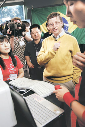 빌 게이츠 마이크로소프트(MS) 회장(오른쪽)이 한국 대학생들을 만났다. 그는 28일(현지 시간) 미국 MS 본사가 주최한 세계 학생 소프트웨어 경진대회인 ‘이매진컵 2006’에 참가한 한국 대학생들의 소프트웨어 시연을 관심 있게 지켜봤다. 사진 제공 한국MS