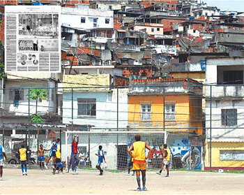 브라질 리우데자네이루의 한 빈민가 공터에서 소년들이 축구 경기를 하고 있다. 미국 뉴욕타임스는 26일 월드컵 특집면에 브라질 축구가 강한 이유를 상세하게 다뤘다(왼쪽 작은 사진). 사진 제공 뉴욕타임스