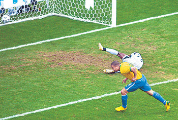 브라질의 호나우두가 28일 가나와의 16강전에서 월드컵 통산 득점 신기록(15골)을 세우고 있다.