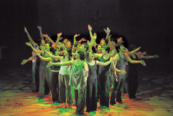3일 처음 모습을 드러낸 연극 ‘산불’의 뮤지컬 버전인 ‘댄싱 섀도우’ 쇼케이스 중 한 장면. 사진 제공 신시뮤지컬컴퍼니