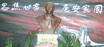 중국 헤이룽장 성 하얼빈 시는 안중근 의사가 이토 히로부미를 사살한 역사 현장이다. 조선족민족예술관 1층의 안중근 의사 기념관 입구에 들어선 안 의사 흉상. 하얼빈=하종대  특파원
