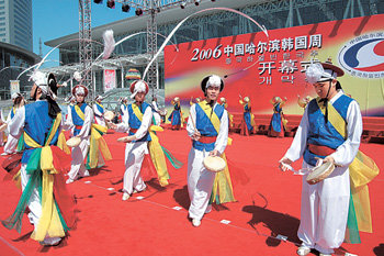 3일 중국 헤이룽장 성 하얼빈 시에서 ‘2006 중국 하얼빈 한국주간’ 행사의 개막식이 열렸다. 올해로 2회째인 이번 행사는 7일까지 계속된다. 사진 제공 흑룡강신문