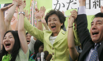 정치 경험이 없는 가다 유키코 교토세이카대 교수(가운데)가 2일 일본 시가 현 지사에 당선된 뒤 지지자들과 함께 밝게 웃고 있다. 사진 제공 아사히신문