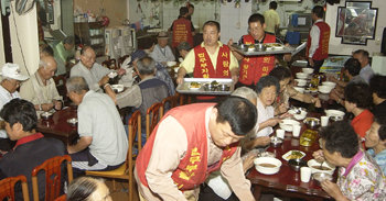 연중무휴로 노인과 노숙인, 청소년에게 무료로 식사를 제공하는 동인천역 인근 ‘사랑의 마을’. 비가 내린 4일 오징어국, 부침개가 점심상에 올라왔다. 인천=박희제 기자