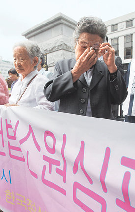 일본군 위안부 피해 할머니들이 5일 서울 종로구 재동 헌법재판소에 헌법소원심판청구서를 접수시키기에 앞서 기자회견을 한 뒤 울먹이고 있다. 연합뉴스