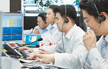 조용한 딜링룸북한의 미사일 발사 영향으로 5일 오전 원-달러 환율이 상승세를 보이자 SC제일은행 딜링룸에서 딜러들이 분주히 움직이고 있다. 이날 원-달러 환율은 전날보다 달러당 4.1원 오른 946.7원으로 거래를 마쳤다. 홍진환 기자