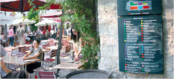 파리에선 드물게 오전 2시까지 문을 여는 야외식당. 오른쪽에 ‘베르시 빌라주’의 상점 안내판이 달려 있다
