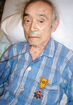 5월 한국정부에서 받은 국민훈장 목련장을 가슴에 달고 있는 후지즈카 아키나오 씨. 사진 제공 과천문화원