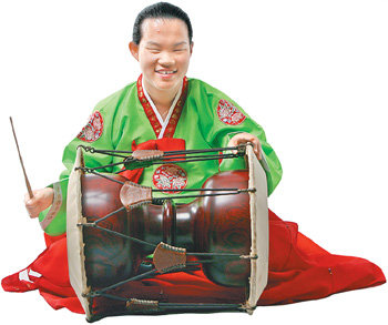 “소리공부 귀로 했죠”제22회 동아국악콩쿠르 학생부 정가부문에서 은상을 수상한 이현아 양. 빛도 구별하지 못하는 중증 시각장애인이지만 점자 악보도 없이 귀에 의지해 정가를 익혔다. 안철민 기자