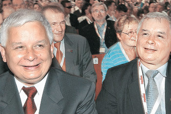 세계 최강 쌍둥이 형제? 레흐 카친스키 폴란드 대통령(왼쪽)과 새 총리가 될 일란성 쌍둥이 형인 야로스와프 카친스키 법과 정의당(PiS) 당수. AP 자료 사진