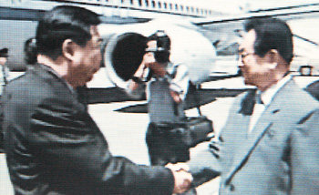 평양 도착한 우다웨이북핵 6자 회담 수석대표인 우다웨이(오른쪽) 중국 외교부 부부장이 10일 북한 평양에 도착해 공항에 영접나온 북측 외무성 관계자와 악수하고 있다. KBS화면 촬영·연합뉴스
