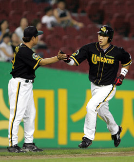 “나 넘겼어요”현대 이택근(오른쪽)이 4회 선두타자로 나서 두산 선발 리오스를 상대로 왼쪽 담장을 넘기는 선제 솔로 홈런을 친 뒤 이광근 3루 코치의 축하를 받으며 다이아몬드를 돌고 있다. 연합뉴스