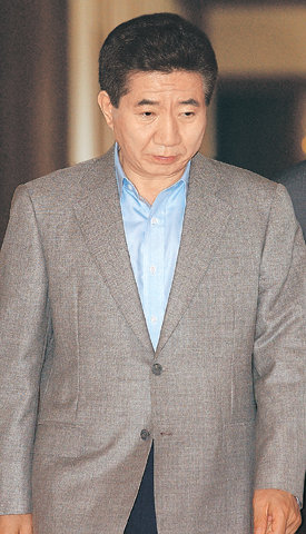 노무현 대통령이 11일 오후 청와대에서 열린 의료산업 선진화전략 보고회의를 주재하기 위해 회의실에 들어서고 있다. 노 대통령은 이어 이날 저녁 청와대에서 열린 열린우리당 지도부 등과의 간담회에서 “북한의 미사일 발사는 아무리 생각해도 이해할 수 없는 일”이라고 비판했다. 청와대사진기자단