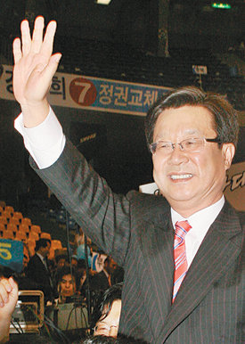 한나라당 강재섭 의원이 11일 열린 전당대회에서 당 대표로 선출된 뒤 손을 높이 들어 인사하고 있다. 이종승 기자