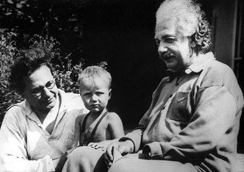 알베르트 아인슈타인 박사(오른쪽)가 1936년 아들 한스(왼쪽), 손자 베른하르트와 함께 찍은 사진. 사진 출처 타임