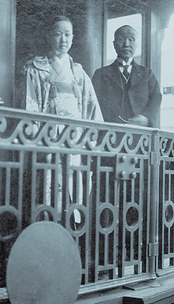 고종황제의 막내딸 덕혜옹주(왼쪽)가 일본 유학을 떠나기 전 부산항으로 가는 기차 난간에서 포즈를 취했다. 사진 제공 서울대박물관