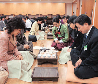 최고경영자 과정이 세분화되고 있다. 단순히 인맥을 쌓는 프로그램을 넘어 최근에는 교육의 콘텐츠에 주력하고 있다. 성균관대 ‘W-최고경영자 과정’에서 자산관리 방법(위)과 다도에 대해 배우는 수강생들. 사진 제공 성균관대