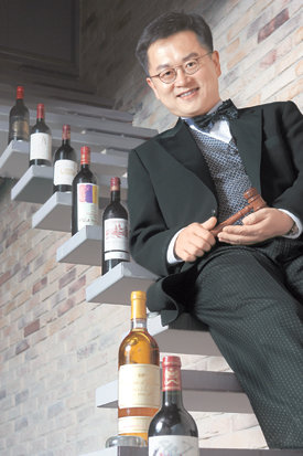 와인경매사 조정용 씨에게 와인은 인생의 계단을 차례로 밟아가며 가까워진 친구다. 변영욱기자