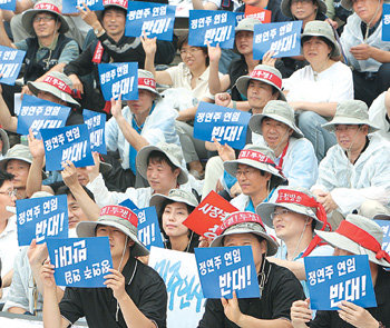 13일 서울 여의도 KBS 본관 앞에서 KBS 노동조합원들이 정연주 사장의 연임 반대를 촉구하고 있다. 김재명 기자