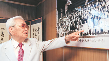 1948년 대한민국 헌법을 제정 공포한 제헌 국회의원 중 유일한 생존자인 김인식 옹이 14일 서울 종로구 통의동 제헌회관 사무실에서 동료 제헌의원들과 기념 촬영한 사진을 가리키며 건국 당시의 상황을 회고하고 있다. 박영대 기자