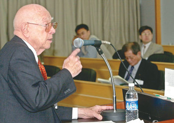 로버트 스칼라피노 교수는 중국, 남북한, 일본, 몽골 등 동아시아 지역과 미국을 오가며 왕성한 활동을 해 왔다. 사진은 2002년 방한해 성균관대에서 동북아 안보를 주제로 강연하는 모습. 연합뉴스