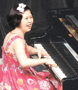 중국에 아름다운 피아노 선율을 선사한 ‘네 손가락의 피아니스트’ 이희아 씨. 이 씨는 선양 시의 한국주간 행사에 맞춰 13일 중화극장에서 공연을 했다. 사진 제공 신화통신