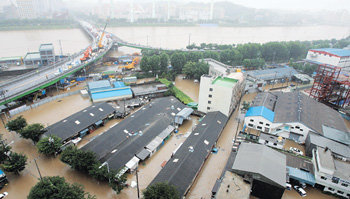 물에 잠긴 양평동 16일 안양천 둑 일부가 유실되면서 흘러든 물 때문에 서울 영등포구 양평2동 일대가 물에 잠겼다. 연합뉴스