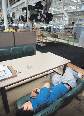 ‘낮잠’ 자는 공장 기아자동차 광주공장이 18일 오전 10시 반부터 2시간 동안 부분파업에 들어갔다. 생산라인 가동이 중단된 가운데 한 근로자가 휴게실 의자에서 새우잠을 자고 있다. 광주=연합뉴스