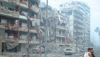 블로그 ‘우르 샬림’ 운영자의 부모가 살던 아파트도 이스라엘군의 공습을 피할 수 없었다. 이 아파트(가운데)는 직격탄을 맞은 듯 옆 건물에 비해 더 심하게 부서졌다. 사진 제공 우르 샬림 운영자