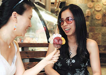 강남 압구정 로데오거리의 젤라테리아 구스띠모에서 젤라토를 즐기는 20대 여성들. 원대연 기자
