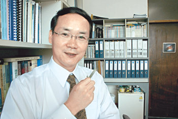 전기를 가한 종이가 떨리는 걸 보고 아이디어를 얻어 종이로봇을 개발한 인하대 김재환 교수.