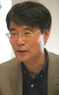 장하성 고려대 경영대학장은 19일 본보 기자와 만나 “소액주주의 권리를 찾는 운동을 하는 과정에서 기업의 현실을 이해하게 됐다”고 했다. 동아일보 자료 사진