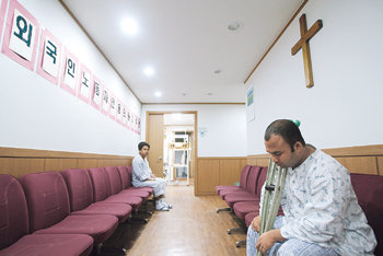 19일 오후 서울 구로구 가리봉동 ‘외국인노동자 전용의원’ 복도에서 외국인노동자가 진료를 받기 위해 기다리고 있다. 박영대 기자