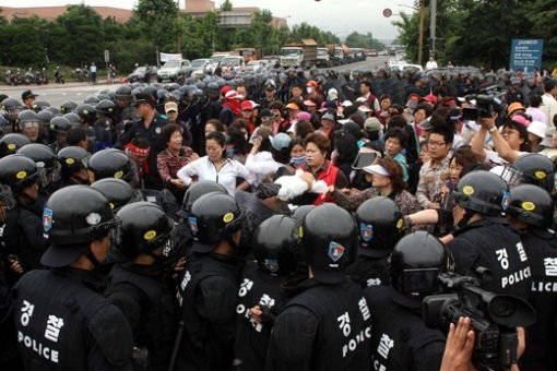 파업을 벌이고 있는 포항 건설노조원들의 가족들이 20일 포스코 본관 정문에서 음식물 반입을 저지하는 경찰에 항의를 하고 있다. (최재호 기자 choijh92@donga.com)