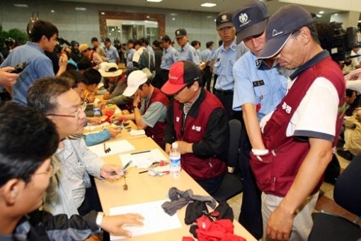 자진해산하는 노조원들이 포스코 본사 1층 로비에서 경찰의 확인서를 쓰고 있다.(전영한 기자 scoopjyh@donga.com)