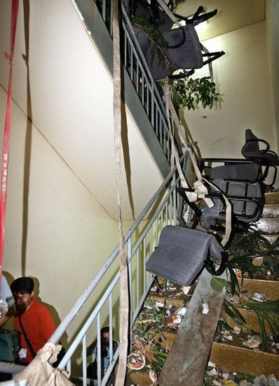 포항지역 건설노조원들의 포스코 본사 점거사태가 종료된 21일 노조원들이 5-6층 계단에 바리케이드로 사용한 의자들이 나뒹굴고 있다.(포항=연합뉴스)