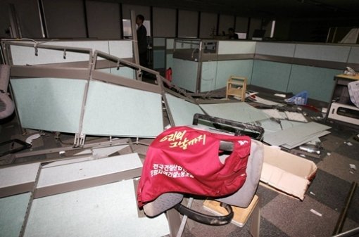 포항지역 건설노조원들의 포스코 본사 점거사태가 종료된 21일 오전 노조원들이 철수한 5층 사무실에 집기류등이 엉망진창으로 널려 있다.  (전영한 기자 scoopjyh@donga.com)