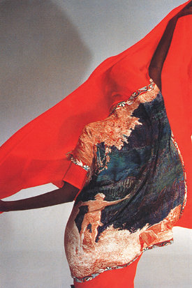 미야케 이세이 씨의 1979년 봄여름 컬렉션인 ‘Paradise Lost’. 그의 작품 근간을 이루는 ‘한 장의 천’ 개념이 잘 드러나 있다. 사진 제공 동아시아
