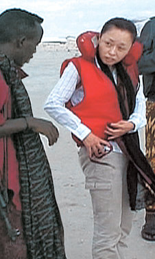 김영미 PD가 동원호가 피랍된 소말리아 하라데레 해안의 마을에서 취재를 하고 있다. 사진 제공 MBC