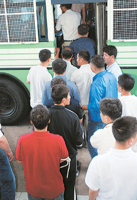 영장심사 받고…23일 경북 포항시 포스코 본사를 점거했던 건설노조원 58명에 대해 무더기로 구속영장이 신청돼 이들에 대한 영장실질심사가 대구지법 포항지원에서 열렸다.영장심사를 마친 노조원들이 경찰 호송버스를 타고 있다. 포항=최재호 기자