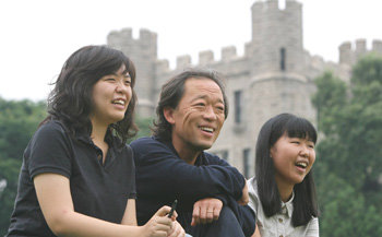 “저도 대학생 시절 학교 댄스파티에서 팝송과 로큰롤을 즐겼어요. 소리가 너무 커 지금은 잘 듣지 않지만요.”서울시향 정명훈 예술감독과 고려대생 송은호(왼쪽), 이고운 씨가 고려대 캠퍼스 잔디밭에서 대담을 나누고 있다. 김동주 기자