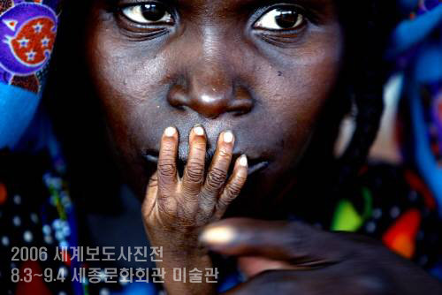 2006 세계보도사진전 대상 수상작. 굶주린 아이의 앙상한 손가락이 엄마의 입술을 만지고 있다. 사진 제공 월드프레스포토재단