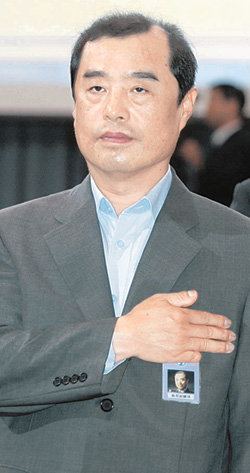 논문 표절 의혹에 휩싸인 김병준 부총리 겸 교육인적자원부 장관이 25일 오전 청와대에서 열린 국무회의에 국무위원 자격으로는 처음 참석해 굳은 표정으로 국민의례를 하고 있다. 청와대사진기자단